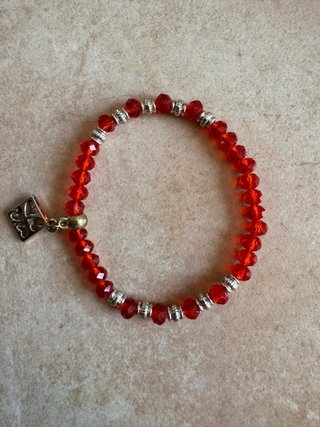 Pulsera de cuentas rojas con charm trébol