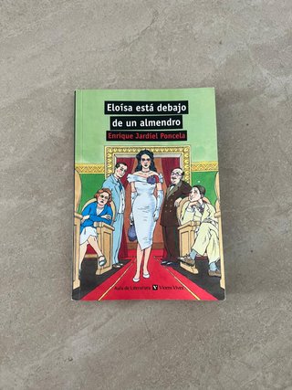 Eloísa esta debajo de un almendro.