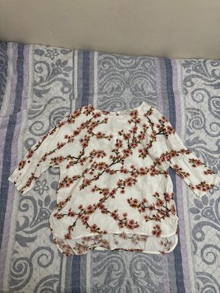 Camiseta con estampado floral