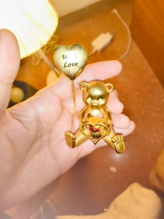 Oso de peluche dorado con corazón