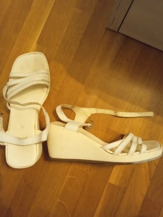 Sandalias de cuña blancas