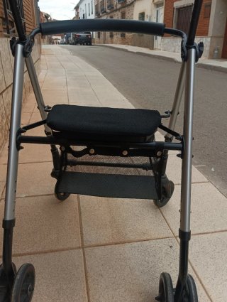 Andador con Asiento y Cesta