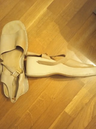 Sandalias de cuña beige
