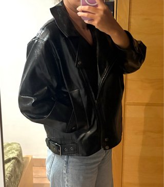 Cazadora efecto piel Zara negra
