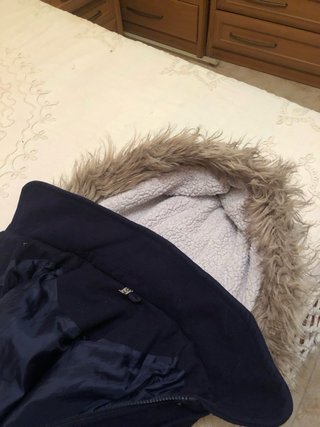 Parka azul con capucha y pelo