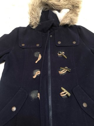 Parka azul con capucha y pelo