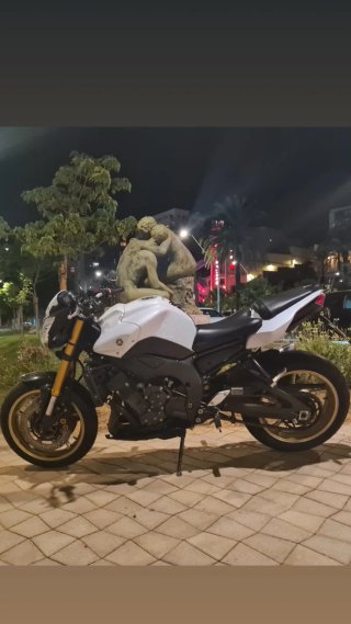 Yamaha fz8 Naked Moto Blanca y Dorada