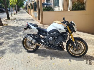 Yamaha fz8 Naked Moto Blanca y Dorada