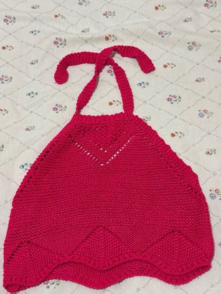 Top de punto rosa con tirantes