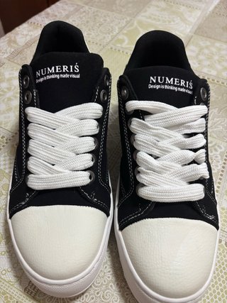 Zapatillas Numeris Negras y blancas