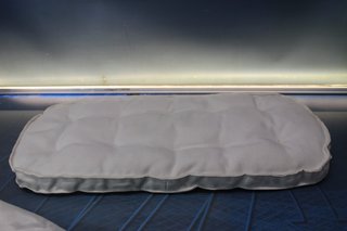 Capazo, cuna, moisés de rafia con ropa de cama. Vintage.