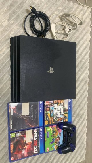 PS4 Pro Negra + 4 Juegos