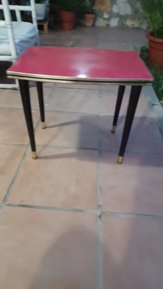 Mesa auxiliar vintage roja y dorada