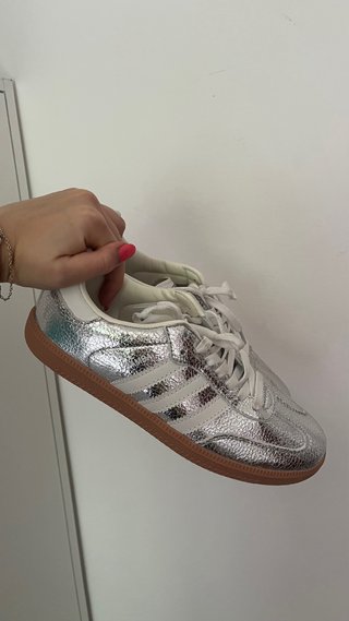 Zapatillas plateadas con detalles en blanco
