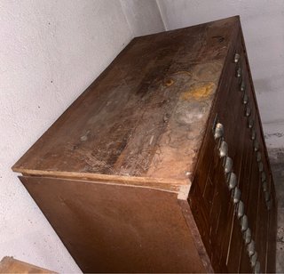 Cajonero vintage, antiguo archivo filatélico
