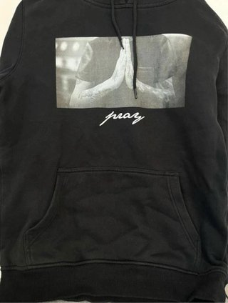 Sudadera Negra con Estampado Pray