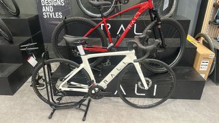 Bicicleta de carretera RALI blanca