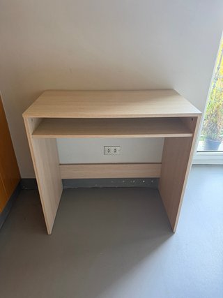 Escritorio de madera con estante