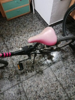 Bicicleta infantil rosa y negra