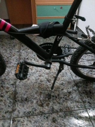 Bicicleta infantil rosa y negra
