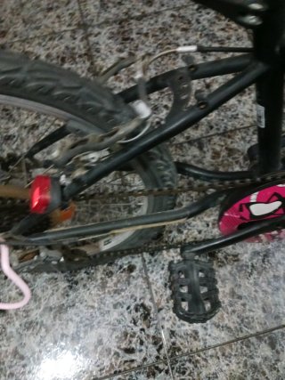 Bicicleta infantil rosa y negra