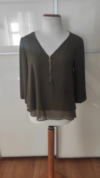 Blusa verde caqui con cremallera