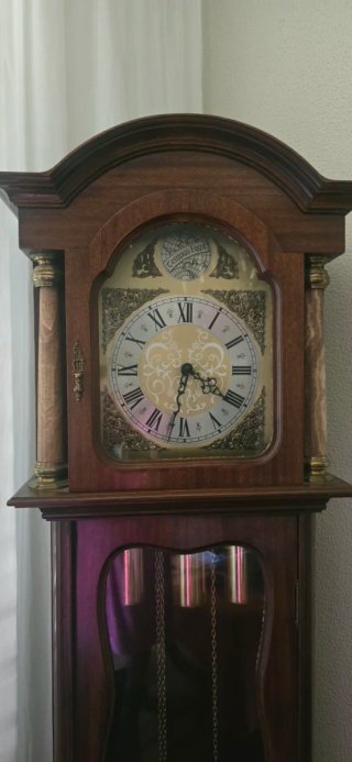 Reloj de pie clásico