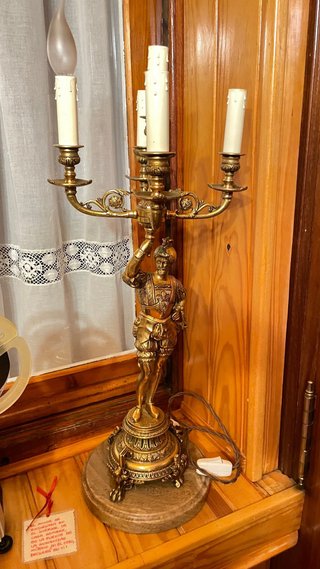 Candelabro de Bronce con Figura