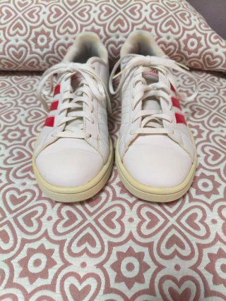 Zapatillas Adidas Blancas con Rayas Rojas T.39