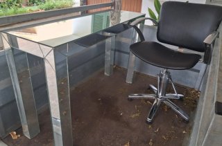 Mesa de Manicura y sillones de Peluquería.