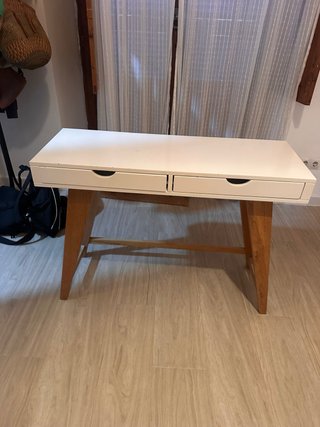 Mesa recibidor nórdica blanca y madera.