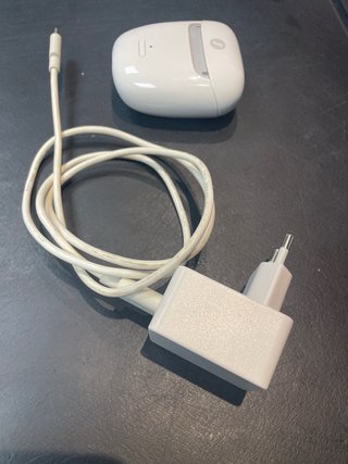 Audífonos Signia con base de carga y cargador.