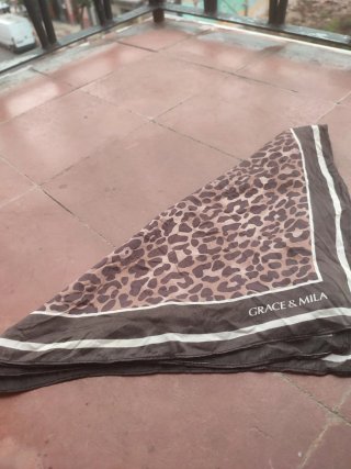 Pañuelo fino Grace y Mila estampado leopardo nuevo