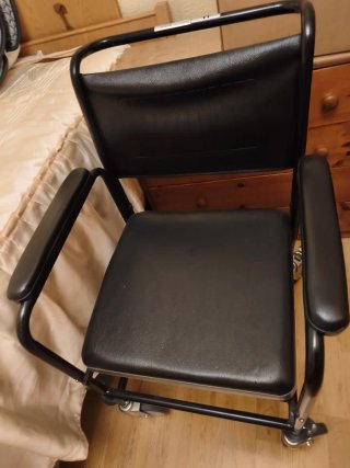 Silla de ruedas con orinal
