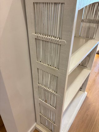 Estante de madeira e vime branco