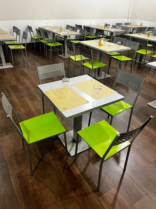 Conjunto de mesas y sillas de comedor