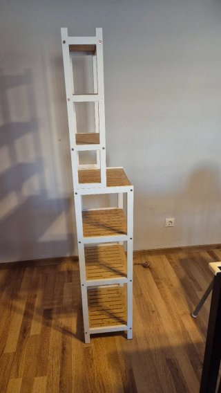 Estantería alta de madera