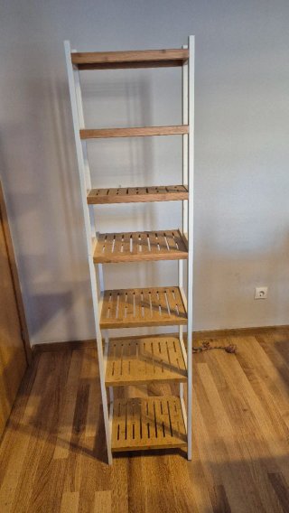 Estantería alta de madera