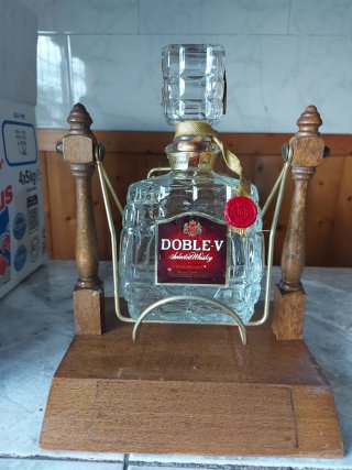 Botella Doble V con Soporte Balancín de Madera
