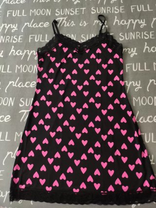 Camisola negra con corazones rosas