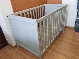 Cuna IKEA SUNDVIK gris claro