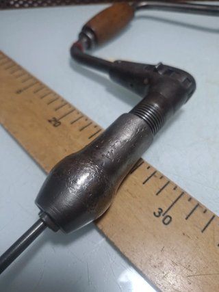 Berbiquí antiguo de madera y acero