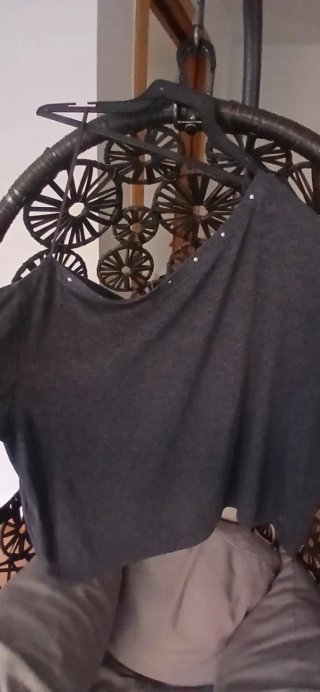 Camiseta gris con tachuelas, asimétrica