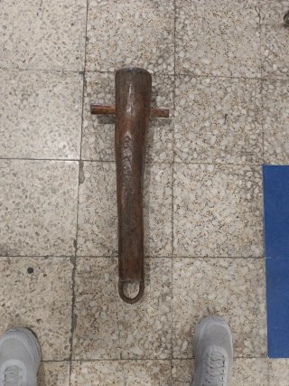 Apero agrícola antiguo de madera y hierro