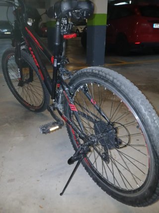 Bicicleta infantil negra y roja