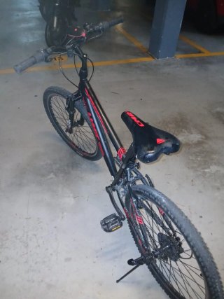 Bicicleta infantil negra y roja