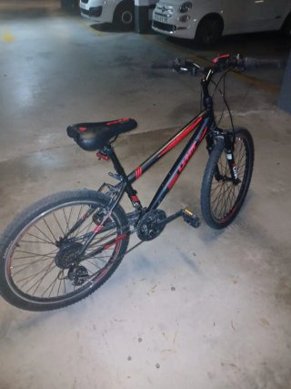Bicicleta infantil negra y roja