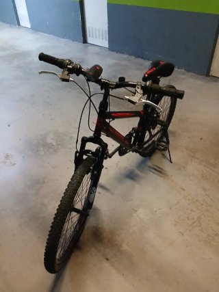 Bicicleta infantil negra y roja