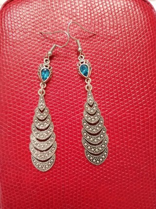 Pendientes étnicos boho con cristal azul.