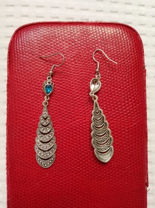Pendientes étnicos boho con cristal azul.